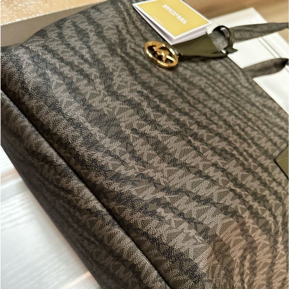 Michael KORS
Signature Animal Print Tote Bag in Olive
XL NWT retail $298 - Picture 5 of 9